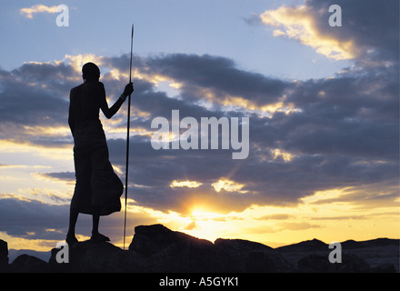 Aîné Rendille avec spear silhouetté contre le Ciel de coucher du soleil du nord de l'Afrique de l'Est Kenya Korr Banque D'Images