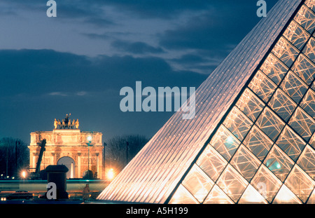 Paris France, 'I.M. Î' Pyramide du Louvre avec 'Arc de triomphe du Carrousel' Architecte, illuminé, Vision de nuit Banque D'Images