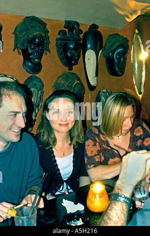 Paris, France, jeunes adultes partageant des boissons dans le décor africain « The Impala Lounge », cocktails à Paris Banque D'Images