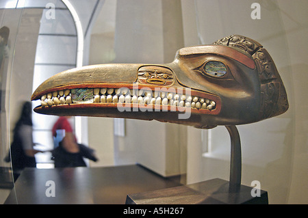 Objets d'art Collection d'art primitif, « sculpture en bois » canadienne « tête d'oiseau » « Paris France » Art public, Musée du Louvre, détail intérieur indien Banque D'Images