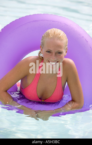 Jeune femme dans une piscine Banque D'Images