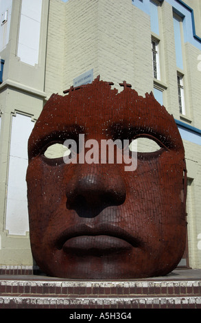 Metal masque de visage à l'extérieur de la Canterbury Kent Banque D'Images