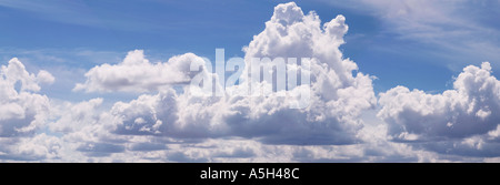 Puffy nuages contre un ciel bleu Banque D'Images