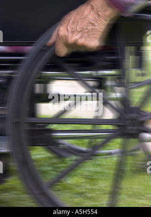 Un homme âgé en fauteuil roulant Banque D'Images