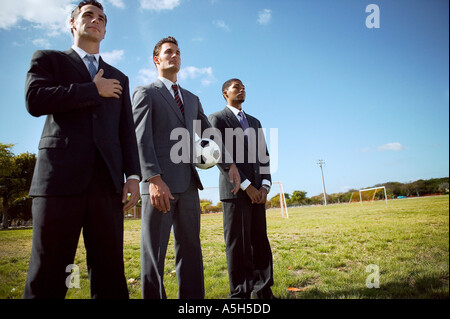 Businessmen standing in row dans le champ Banque D'Images