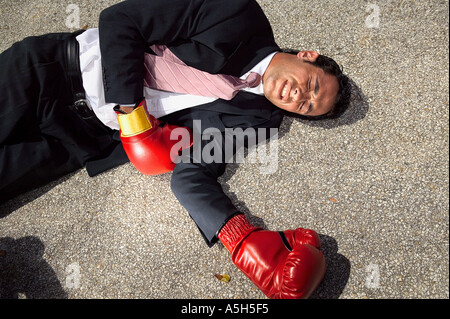 Businessman inconsciente sur marbre Banque D'Images