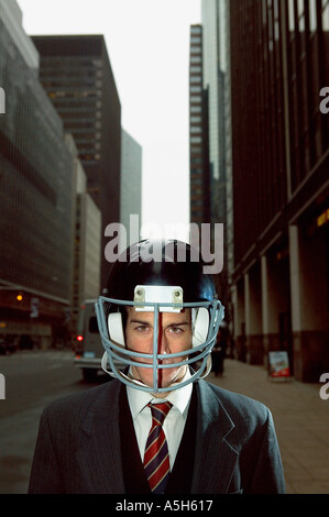 Businessman portant un casque de football américain Banque D'Images