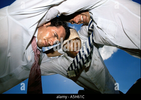 Les hommes d'affaires à jouer au rugby Banque D'Images