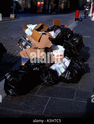 Pile de sacs poubelle sur street Banque D'Images