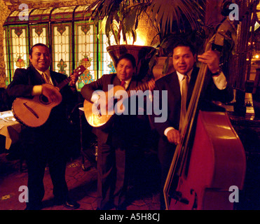 Mariachi band jouant dans le restaurant Cicero, la ville de Mexico. Banque D'Images