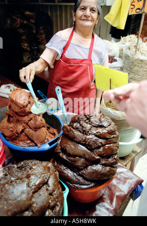 Femme vendant Mole dans la pâte de cuisson Business Park-Mercardo, disposant Merced (marché), la ville de Mexico. Banque D'Images