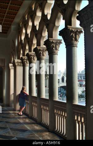 Les colonnes romaines ligne portique bâtiment Banque D'Images