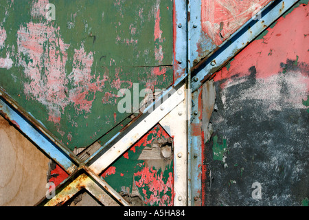 Des formes intéressantes de couleurs et de textures sur les côtés de l'ancien des conteneurs d'expédition Banque D'Images