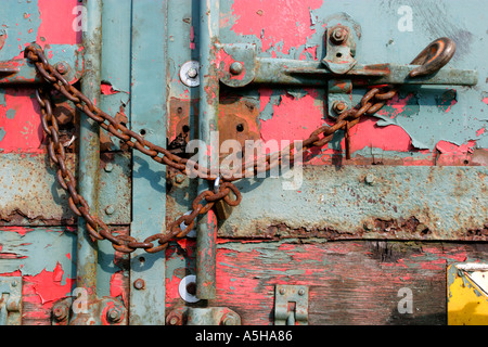 Des formes intéressantes de couleurs et de textures sur les côtés de l'ancien des conteneurs d'expédition Banque D'Images