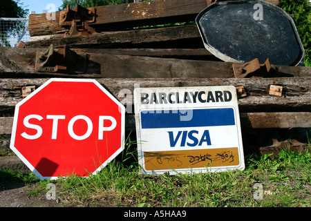 Des formes intéressantes de couleurs et de textures sur les vieux signes Banque D'Images