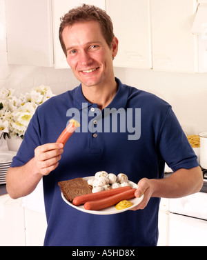 L'HOMME À MANGER CUISINE SALADE DE POMMES DE TERRE ET SAUCISSES Banque D'Images