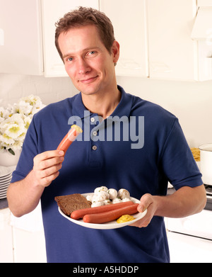 L'HOMME À MANGER CUISINE SALADE DE POMMES DE TERRE ET SAUCISSES Banque D'Images