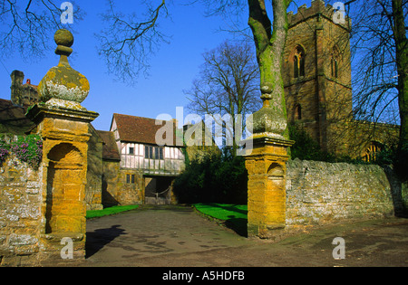 Gatehouse au manoir et l'église de St Leodegarius Ashby St Ledger Northamptonshire Angleterre Banque D'Images