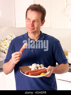 L'HOMME À MANGER CUISINE SALADE DE POMMES DE TERRE ET SAUCISSES Banque D'Images