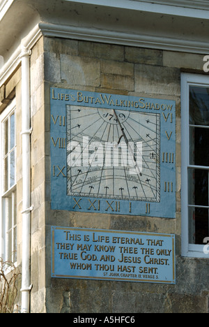 Salisbury close up de cadran solaire sur le mur de Malmesbury House Banque D'Images