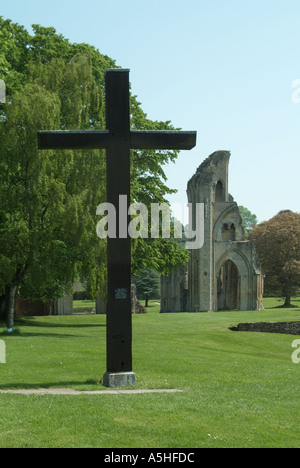 Glastonbury Abbey la croix avec des ruines au-delà Banque D'Images