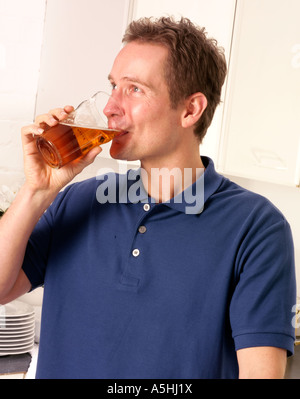 L’HOMME BOIRE DE LA BIÈRE Banque D'Images