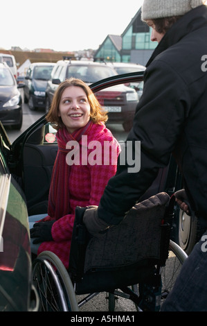 Femme handicapée et partenaire de stationnement Banque D'Images