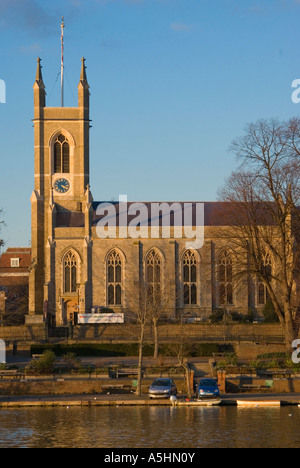 Europe Royaume-Uni Angleterre surrey Hampton church et tamise scene Banque D'Images