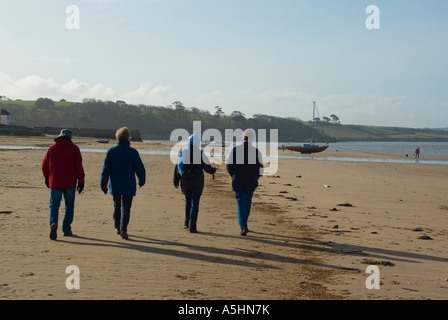 Europe Royaume-Uni Angleterre Nord Devon Instow les promeneurs sur la plage Banque D'Images
