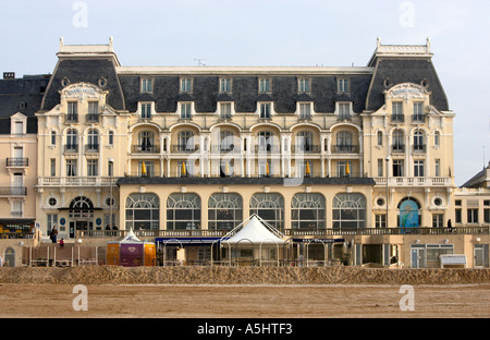 Grand Hotel Cabourg, Normandie, France à partir de la plage Banque D'Images