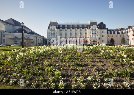 Grand Hotel et Casino de Cabourg Calvados Normandie France des jardins du Casino Banque D'Images