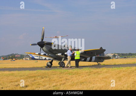 ML407 Spitfire Grace calées en attente de l'autorisation de rouler alors que la fox planeur vole au-dessus de Farnborough 2006 Banque D'Images