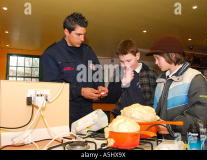 Les enfants de l'école à Chessington World of Adventures de recevoir des instructions de London Fire Brigade sur les dangers à la maison. Banque D'Images