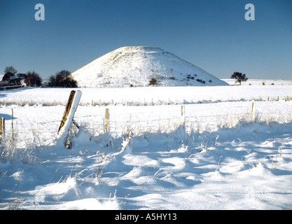 Silbury Hill néolithique en hiver Wiltshire UK, paysage Banque D'Images