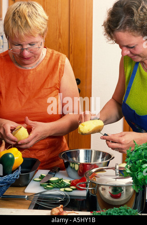 M. PR deux femmes ensemble de cuisine Banque D'Images