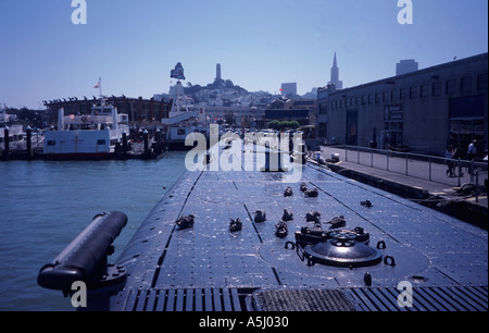 Vue sur la ville de San Francisco depuis le pont d'un sous-marin DE LA SECONDE GUERRE MONDIALE USS Pampanito Banque D'Images