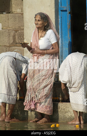 Femme hindoue priant sur les rives de la rivière du Gange à Varanasi, Inde Banque D'Images