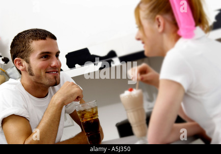 Le partage de deux sodas Banque D'Images