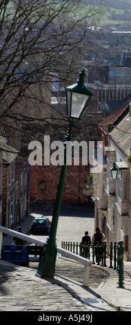 Vue sur la colline abrupte, Lincoln City, feu de rue, crooked, routes, courbé, à un angle, caractère, célèbre lumière de rue, pavés, Le détroit, le plancher. Banque D'Images