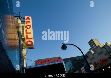 Rénové la façade extérieure du théâtre Apollo sur la 125 rue à Harlem New York City USA déc 2005 Banque D'Images