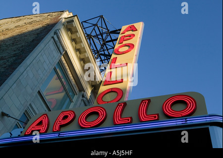 Rénové la façade extérieure du théâtre Apollo sur la 125 rue à Harlem New York City USA déc 2005 Banque D'Images