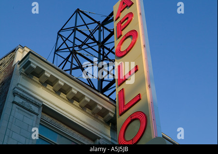 Rénové la façade extérieure du théâtre Apollo sur la 125 rue à Harlem New York City USA déc 2005 Banque D'Images