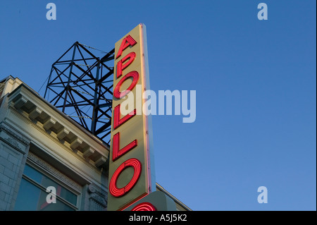 Rénové la façade extérieure du théâtre Apollo sur la 125 rue à Harlem New York City USA déc 2005 Banque D'Images