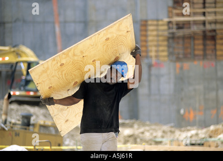 African American construction worker dans le trou de la fondation de Random House bâtiment au 1540 Broadway à New York City Banque D'Images