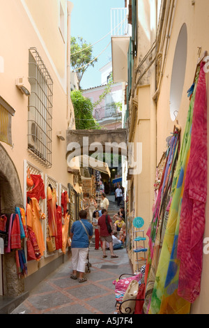 Boutiques sur une rue latérale dans le centre de la station, Positano, Côte Amalfitaine (Costiera Amalfitana), Riviera napolitaine, Italie Banque D'Images