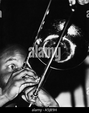 homme jouant à l'instrument de musique trombone Banque D'Images