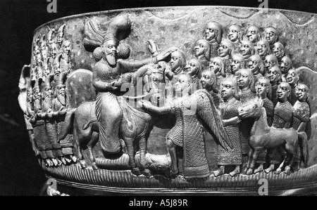 Bol en argent avec motifs zoroastriens conservés dans Alpiwalla Khareghat Musée colonie Bombay Mumbai Inde Asie - hha 102667 Banque D'Images