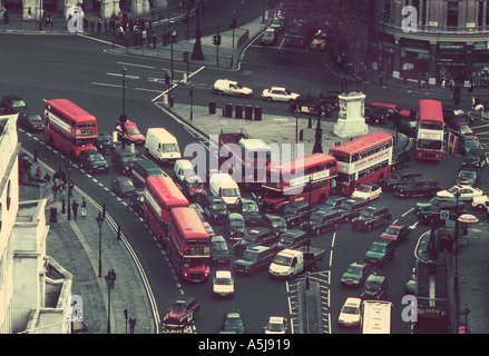 Vue aérienne d'un graphique de la file d'autobus et de la circulation autour de Trafalgar Square Londres pris de Nouvelle-zélande House Banque D'Images