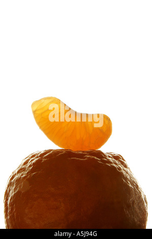 Morceau d'orange sur une orange sur un fond blanc. Banque D'Images