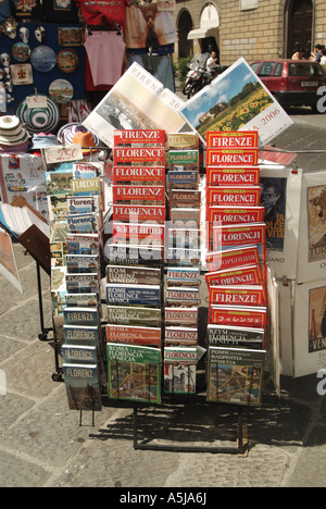 Avec blocage de racks livre photo souvenir touristique city guide livres dans diverses langues étrangères à vendre le palais Pitti Florence Toscane Italie EU Banque D'Images